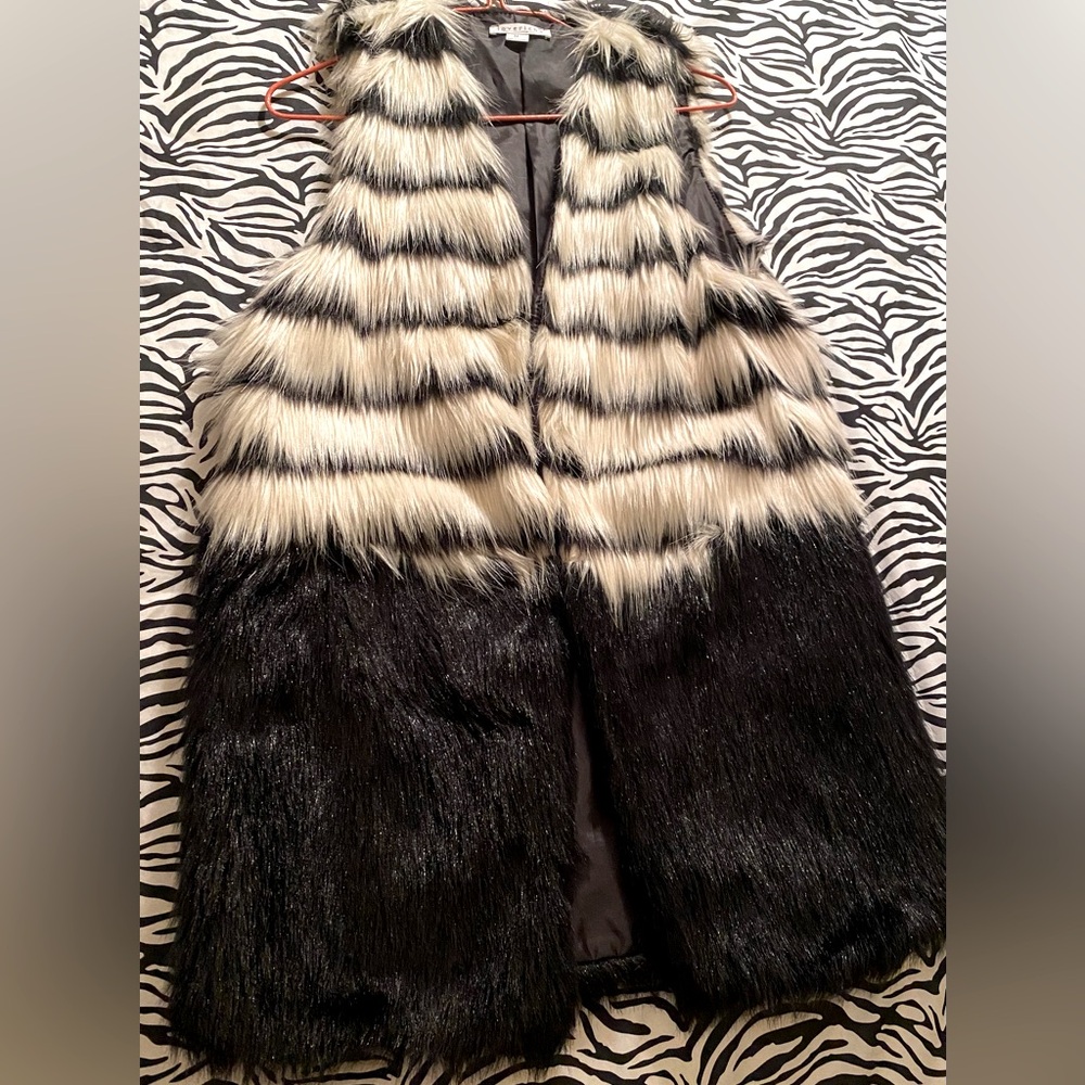 Chic Black and White Faux Fur Vest - Picture 3 of 9